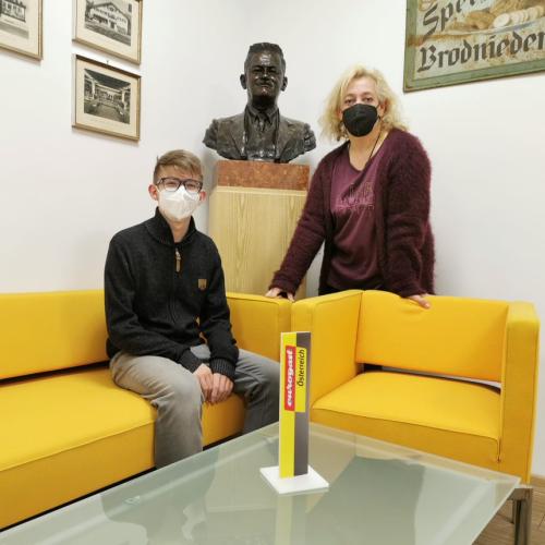 Schüler und Ausbildnerin auf einer Bank