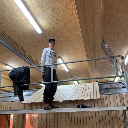 Schüler auf Gerüst