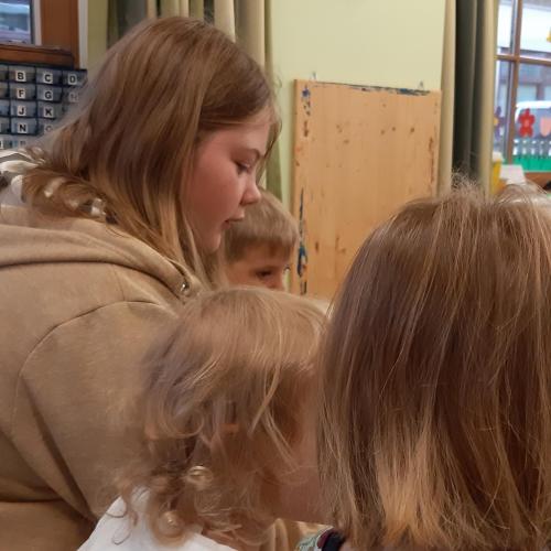 Schülerin im Kindergarten