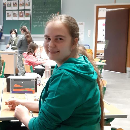 Schülerin in der Volksschule