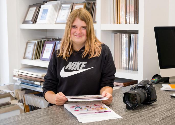 © Fotostudio René Schülerin mit Kamera