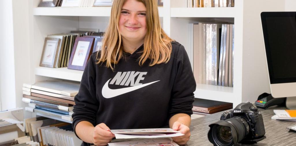 Schülerin mit Kamera Schülerin mit Kamera