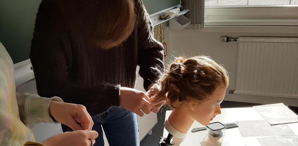 Mädchen mit Frisurenkopf