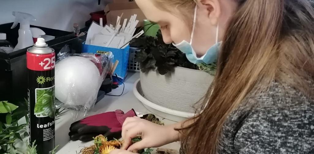 Schülerin im Blumenladen Schülerin im Blumenladen