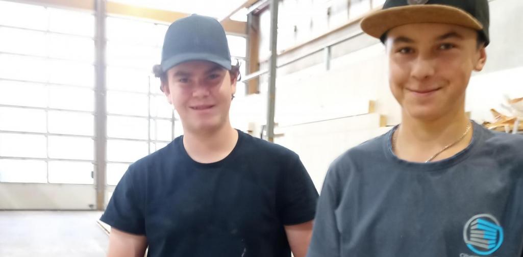 Zwei Männer in der Werkstatt