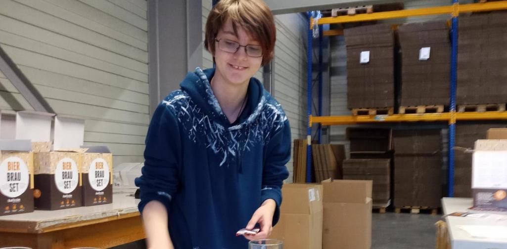 Mädchen mit Bierkrügen