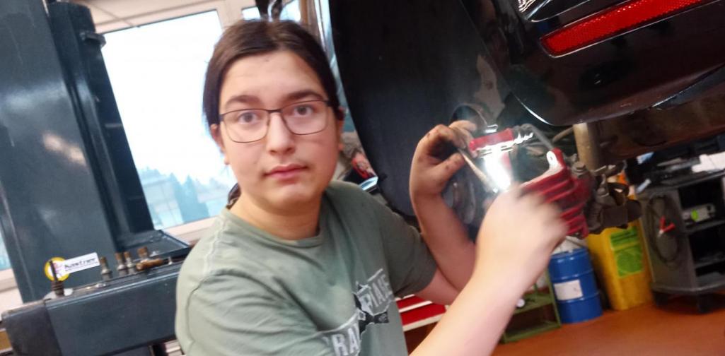 Mann in der KFZ Werkstatt