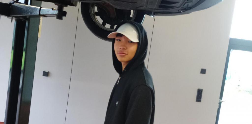 Mann in der KFZ Werkstatt