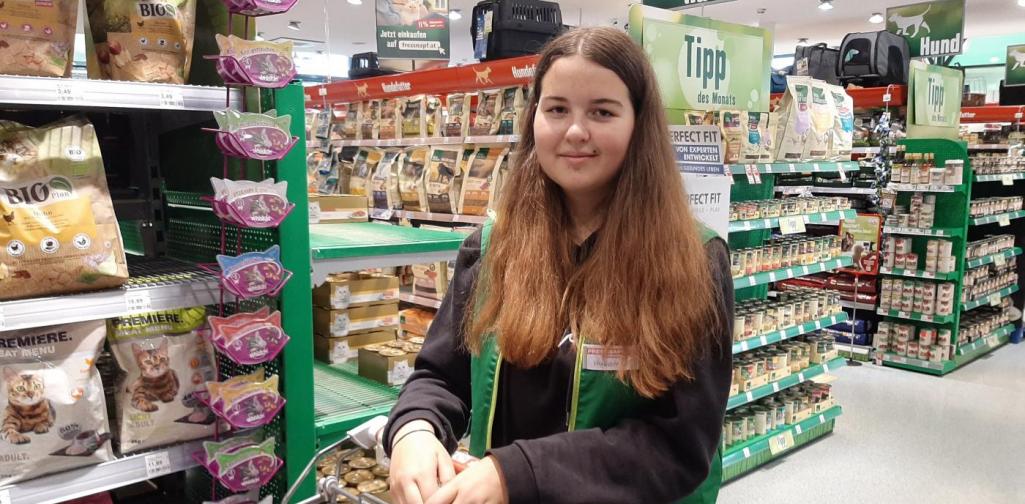 Mädchen mit Einkaufswagen