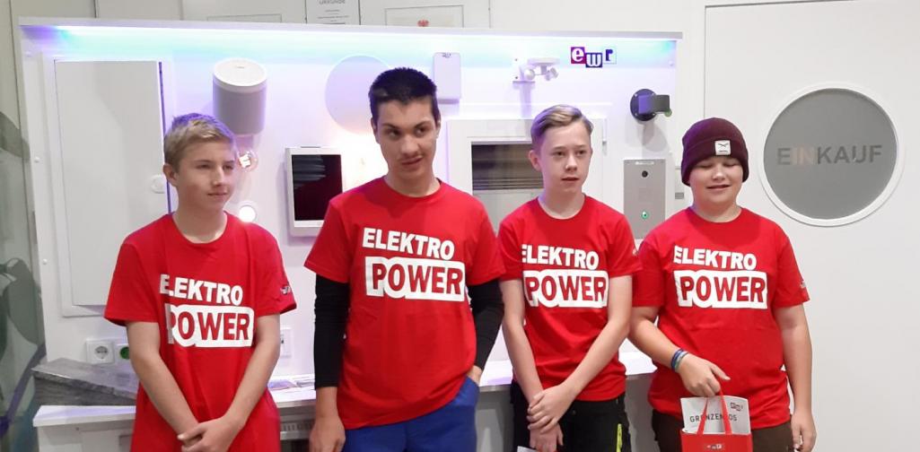 vier junge Elektriker