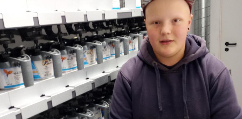 junger Mann vor Regal