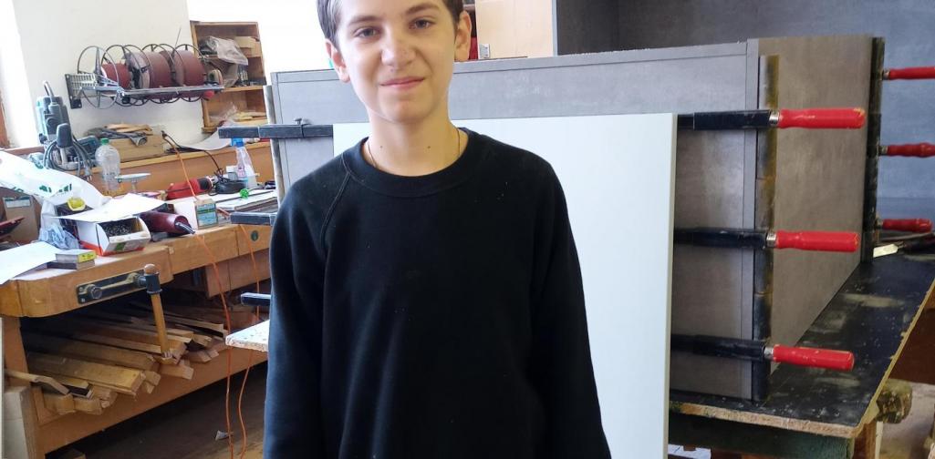 Bursch in der Tischlerei