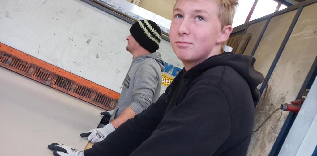 Bursch in der Tischlerei 2