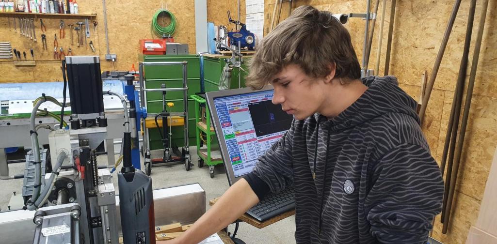 Bursch an der Maschine