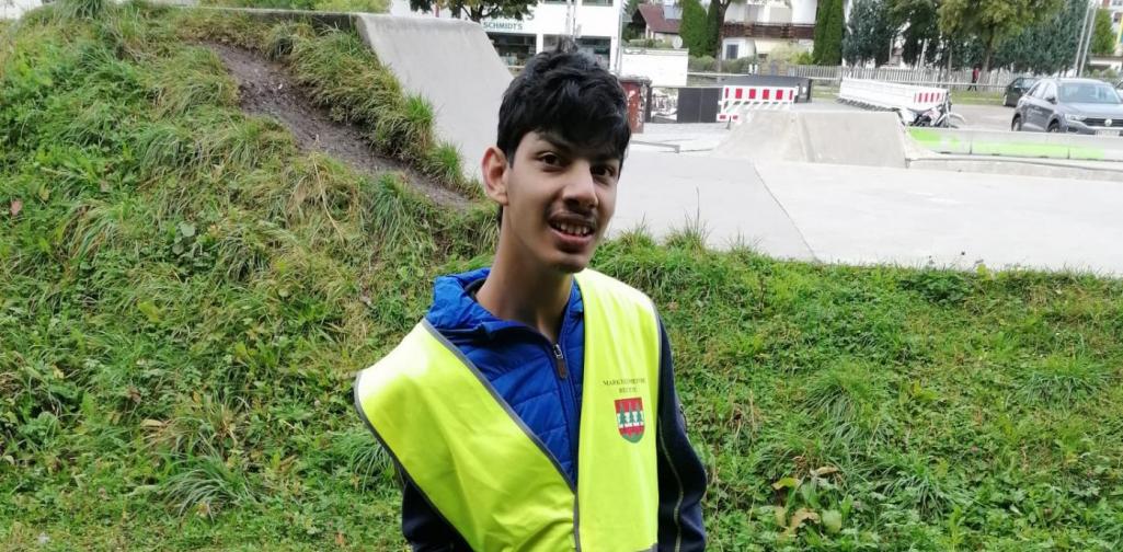 Mann mit Sicherheitsjacke