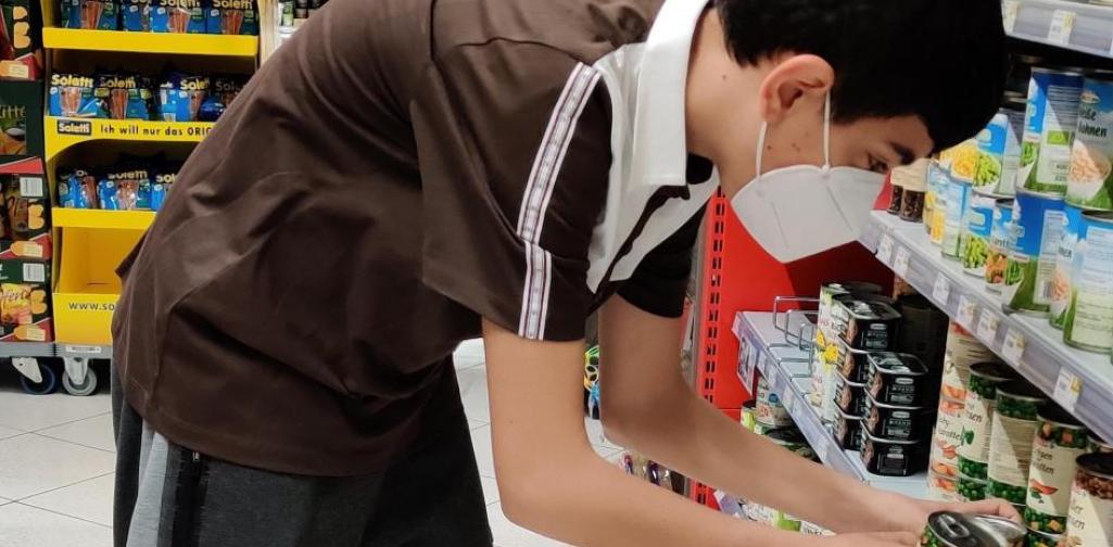 Mann vor Supermarktregal