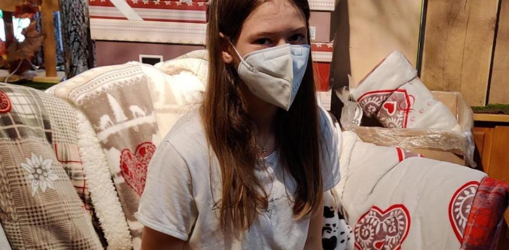 Mädchen in Souveniergeschäft