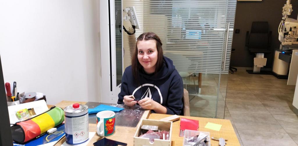 Mädchen am Arbeitstisch