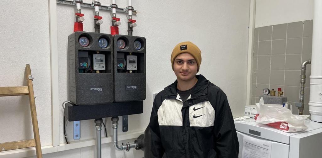 Mann mit Wasserrohren