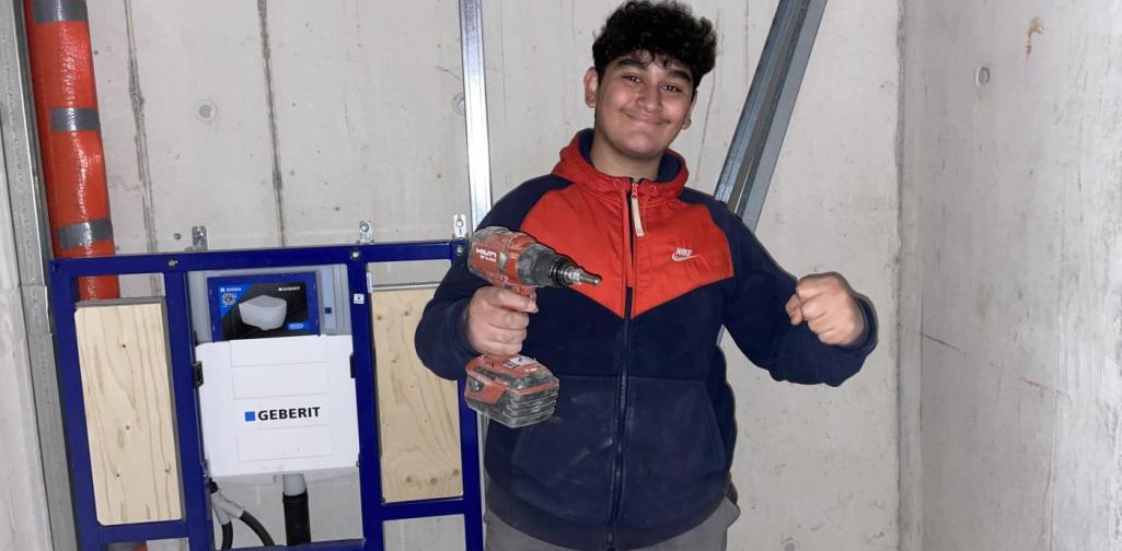 Mann mit Bohrmaschine