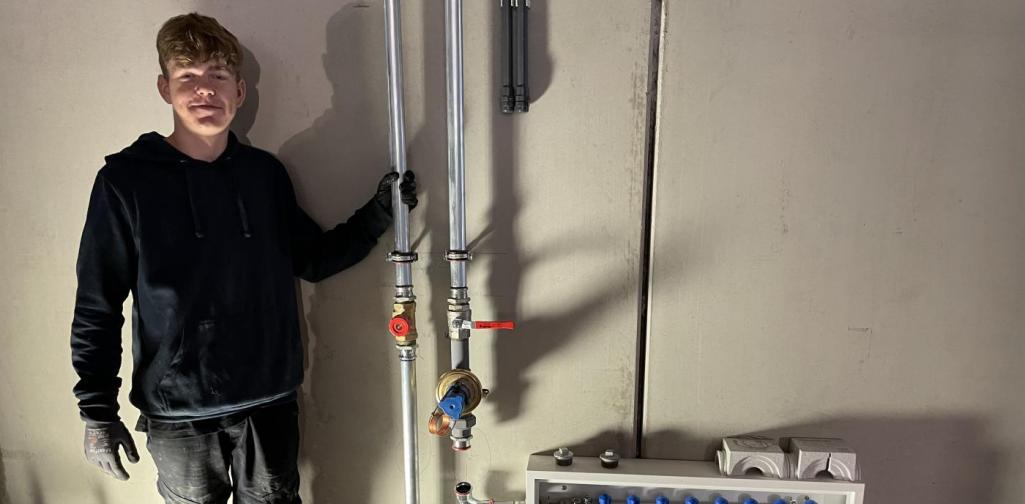 Mann mit Wasserrohren