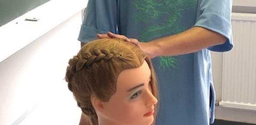 Mädchen mit Frisurkopf