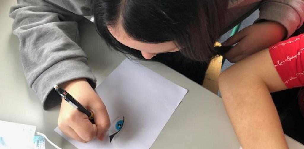 Mädchen zeichnet Auge